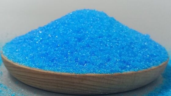 Un buon prezzo. Solido cristallino blu di grado industriale del solfato di rame CAS 7758-98-7 per l'agricoltura galvanica in linea