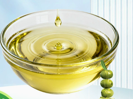 Un buon prezzo. 8001-25-0 Olio d'oliva CAS ?? 100% puro olio naturale vergine di qualità cosmetica 100% additivo per crema di olio cosmetico in linea